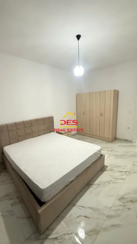Vlore, jepet me qera apartament 1+1+Ballkon Kati 1, 70 m² 400 € (Rruga Çamëria)