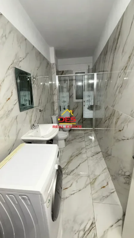 Vlore, jepet me qera apartament 1+1+Ballkon Kati 1, 70 m² 400 € (Rruga Çamëria)