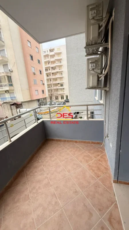 Vlore, jepet me qera apartament 1+1+Ballkon Kati 1, 70 m² 400 € (Rruga Çamëria)