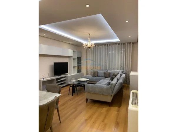 Tirane, jepet me qera apartament 3+1 Kati 3, 125 m² 900 € (Kinostudio)