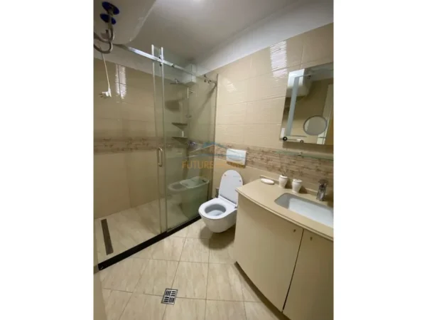 Tirane, jepet me qera apartament 3+1 Kati 3, 125 m² 900 € (Kinostudio)