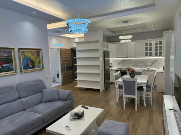 Jepet me Qera: 2+1+2 Ballkone 📍Rezidenca Golden Park (Perball Spitalit Amerikan 3) - 60,000 Lek || Kati.4 - Sp.100m² || Ndricim dhe ngrohtesi natyral