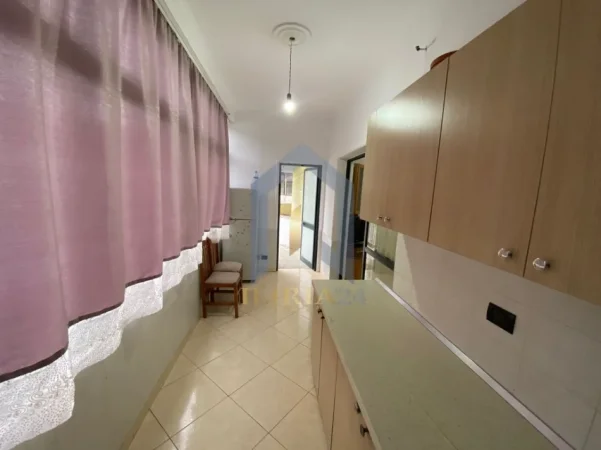 Tirane, jap me qera apartament 1+1+Ballkon Kati 5, 65 m² 300 € (Apartament 1+1 me qira Fresk)