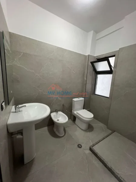 Tirane, jepet me qera apartament 1+1+Ballkon Kati 4, 78 m² 500 € (Don Bosko)