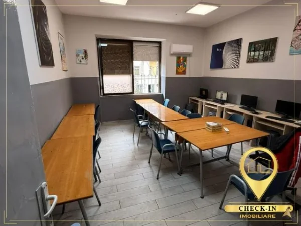 Shqiperi, jepet me qera zyre Kati 3, 100 m² 850 € (Rruga Moskat)