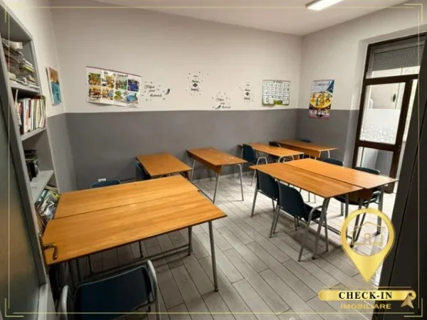 Shqiperi, jepet me qera zyre Kati 3, 100 m² 850 € (Rruga Moskat)