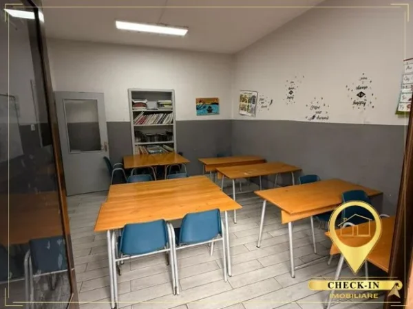 Shqiperi, jepet me qera zyre Kati 3, 100 m² 850 € (Rruga Moskat)