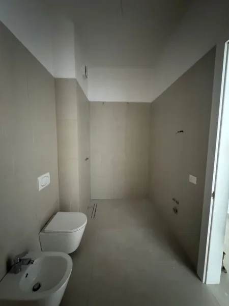 Tirane, jepet me qera apartament 2+1+Aneks+Ballkon Kati 3, 128 m² 850 € 