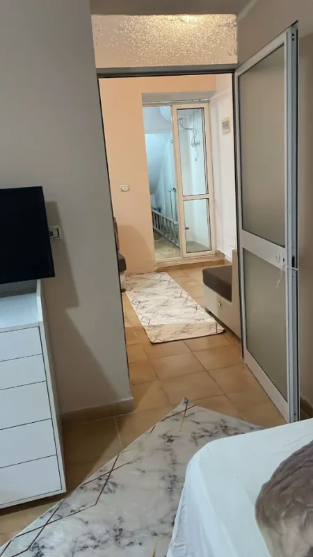 🏠 Jepet me Qira Hyrje 1+1 ne Xhamllik,  350 euro