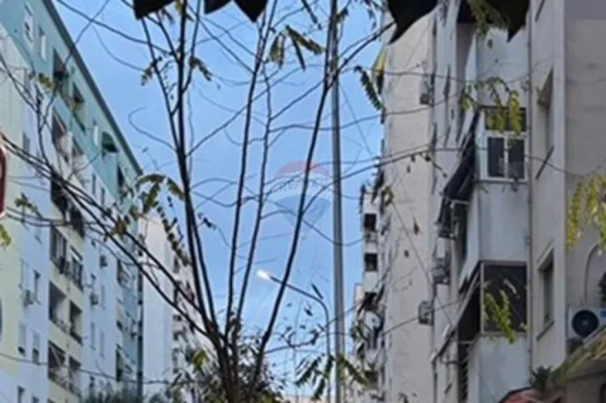 Tirane, jepet me qera dyqan Kati 0, 55 m² 400 € 