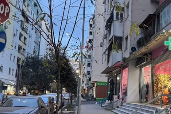 Tirane, jepet me qera dyqan Kati 0, 55 m² 400 € 