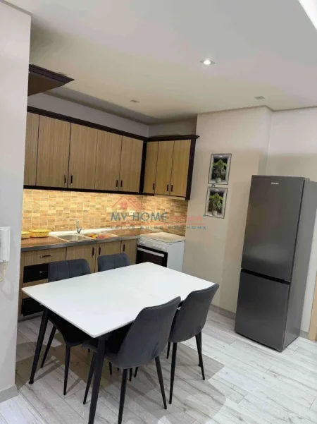 Tirane, jepet me qera apartament 2+1+Ballkon Kati 4, 100 m² 630 € (Astir)