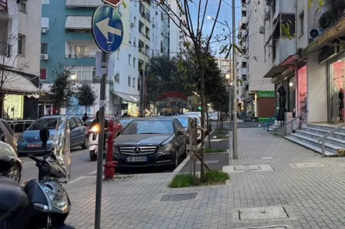 Tirane, shes dyqan Kati 0, 55 m² 