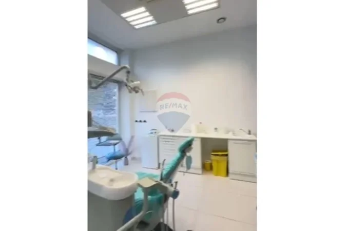 Tirane, jepet me qera dyqan Kati 0, 70 m² 1.100 € (Stacioni i trenit)