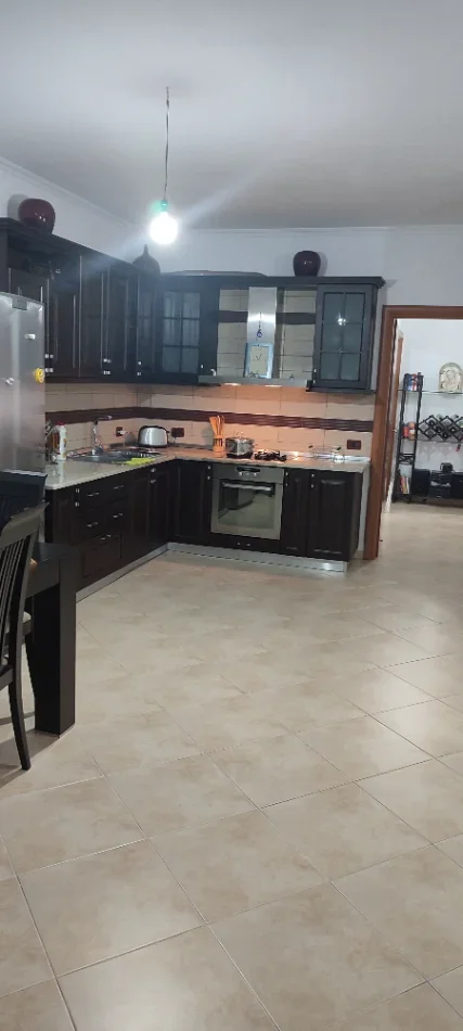 Tirane, jepet me qera apartament 2+1+Ballkon Kati 7, 99 m² 850 € (Rruga e Kavajes, Condor Center)
