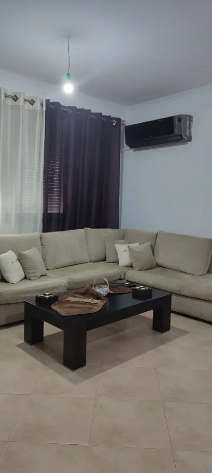 Tirane, jepet me qera apartament 2+1+Ballkon Kati 7, 99 m² 850 € (Rruga e Kavajes, Condor Center)