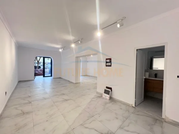 Tirane, jepet me qera ambjent biznesi Kati 0, 80 m² 2.000 € (XHAMLLIK)