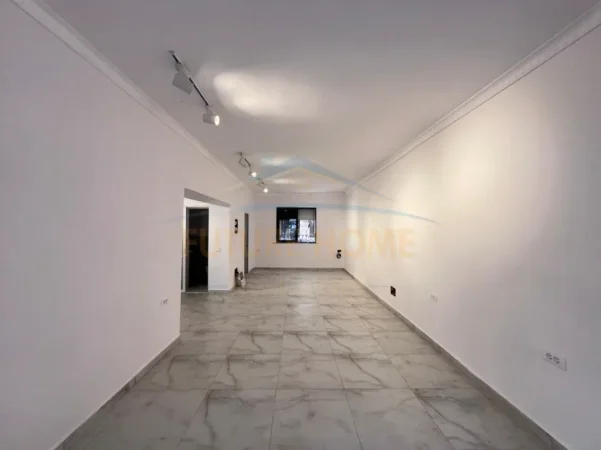 Tirane, jepet me qera ambjent biznesi Kati 0, 80 m² 2.000 € (XHAMLLIK)