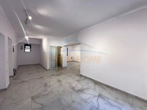 Tirane, jepet me qera ambjent biznesi Kati 0, 80 m² 2.000 € (XHAMLLIK)