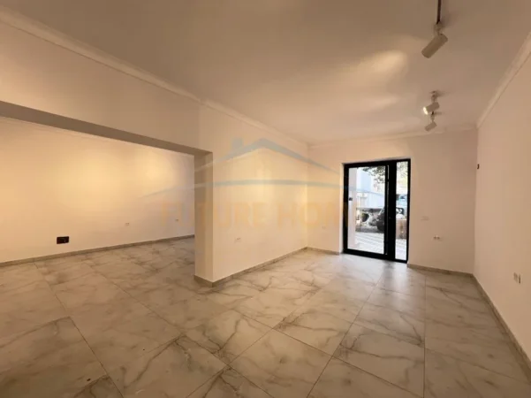 Tirane, jepet me qera ambjent biznesi Kati 0, 80 m² 2.000 € (XHAMLLIK)