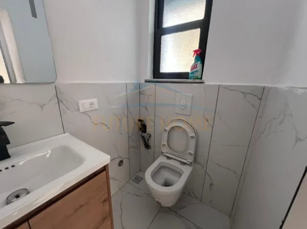 Tirane, jepet me qera ambjent biznesi Kati 0, 80 m² 2.000 € (XHAMLLIK)