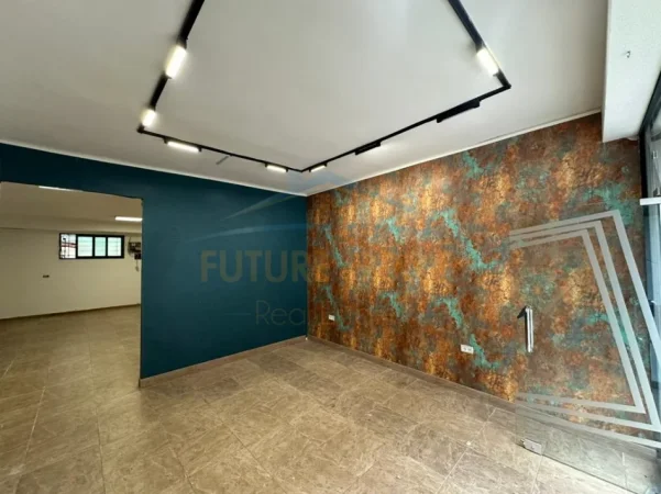 Tirane, jepet me qera ambjent biznesi Kati 0, 70 m² 650 € (Gjimnazi Petro Nini, prane Ish Bllokut.)