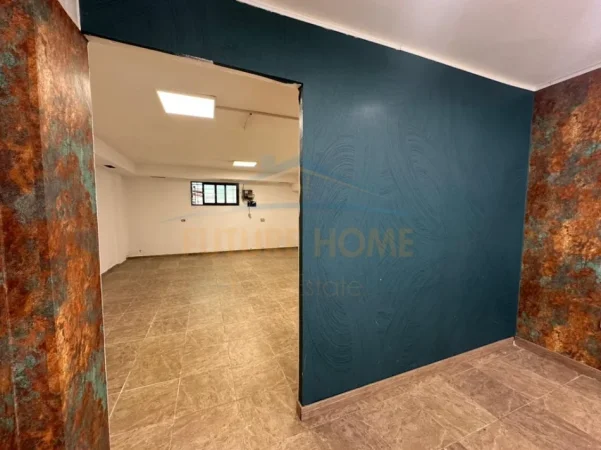 Tirane, jepet me qera ambjent biznesi Kati 0, 70 m² 650 € (Gjimnazi Petro Nini, prane Ish Bllokut.)