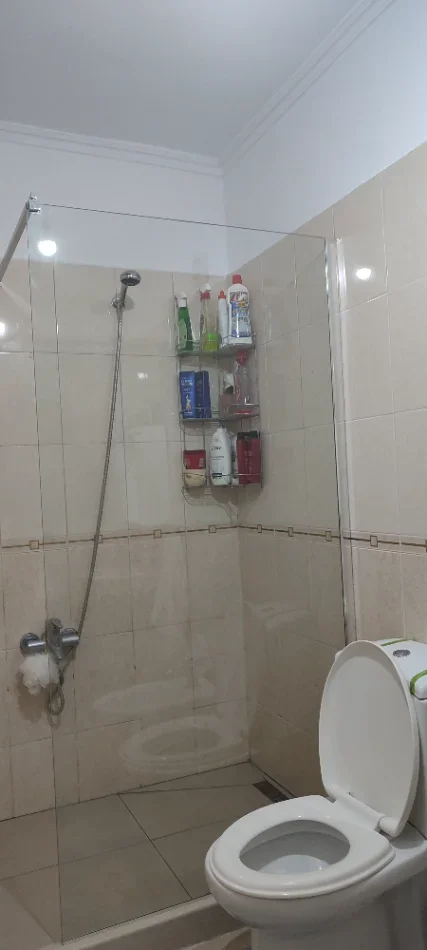 Tirane, jepet me qera apartament 2+1+Ballkon Kati 7, 99 m² 850 € (Rruga e Kavajes, Condor Center)