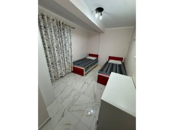 Tirane, jepet me qera apartament 2+1 Kati 5, 85 m² 600 € (Rruga Fortuzi)