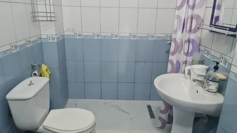 Tirane, jap me qera apartament 2+1+Ballkon Kati 4, 86 m² 500 € (Rruga Riza Cerova, 100 metra para shkolles 4Deshmoret)