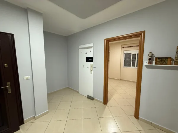Tirane, jap me qera apartament 2+1+Ballkon Kati 4, 86 m² 500 € (Rruga Riza Cerova, 100 metra para shkolles 4Deshmoret)