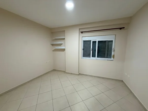Tirane, jap me qera apartament 2+1+Ballkon Kati 4, 86 m² 500 € (Rruga Riza Cerova, 100 metra para shkolles 4Deshmoret)