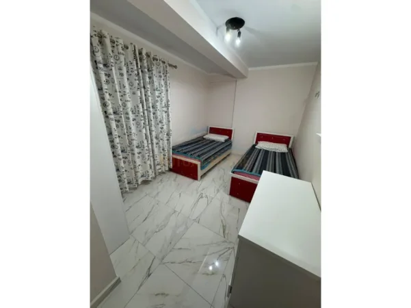 Tirane, jepet me qera apartament 2+1 Kati 5, 85 m² 600 € (Rruga Fortuzi,)