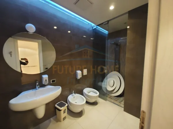 Tirane, Qera Apartament 2+1 per Zyra, Kati 1, 139 m² 2.000 € (Blloku)