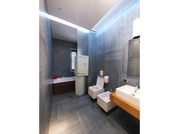 Tirane, Qera Apartament 2+1 per Zyra, Kati 1, 139 m² 2.000 € (Blloku)