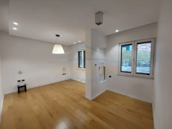 Tirane, Qera Apartament 2+1 per Zyra, Kati 1, 139 m² 2.000 € (Blloku)