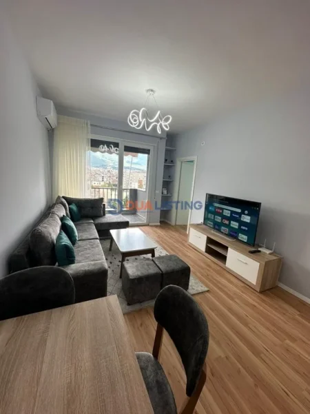 Tirane, jepet me qera apartament 2+1+Aneks+Ballkon Kati 7, 85 m² 600 € (rruga 5 maji)