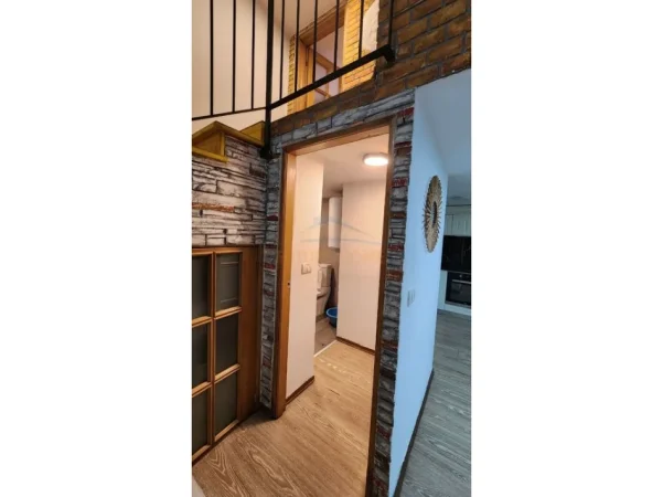 Tirane, jepet me qera apartament duplex 2+1 Kati 1, 69 m² 500 € (Fresk)