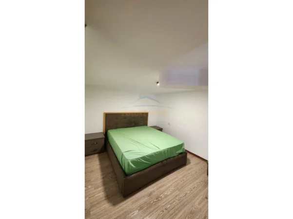 Tirane, jepet me qera apartament duplex 2+1 Kati 1, 69 m² 500 € (Fresk)