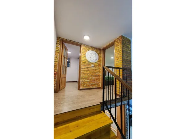 Tirane, jepet me qera apartament duplex 2+1 Kati 1, 69 m² 500 € (Fresk)