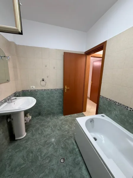 Tirane, shitet apartament 2+1+Ballkon , 113 m² 220.000 € (Don Bosko , Kisha Katolike)