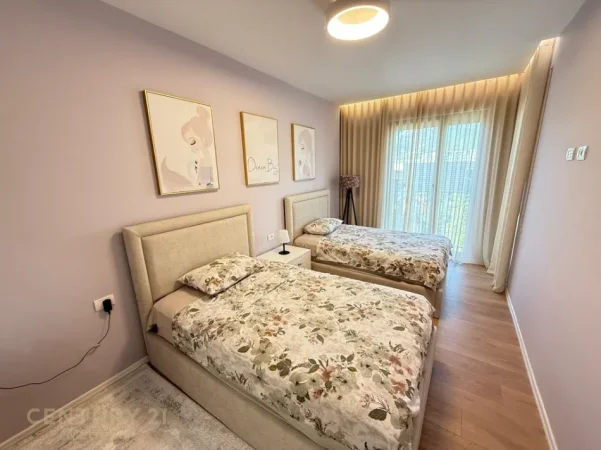 Tirane, jepet me qera apartament 2+1 Kati 5, 134 m² 950 € (tv klan)