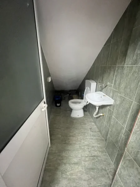 Tirane, jepet me qera ambjent biznesi Kati 0, 75 m² 65.001 € (Sami Frasheri)