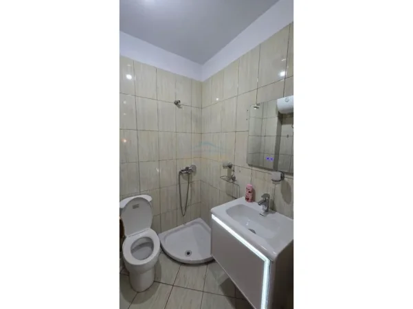 Tirane, jepet me qera apartament 1+1 Kati 10, 53 m² 500 € (PALLATI ME SHIGJETA)