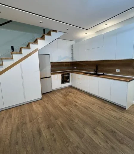 Tirane, jepet me qera Vile 2 Katshe Kati 2, 119 m² 900 € (fresku)