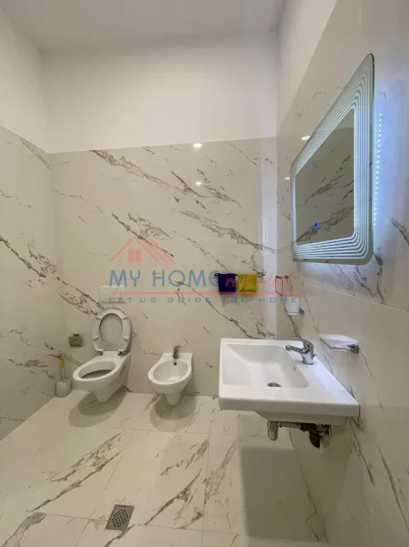 Tirane, jepet me qera apartament 1+1+Ballkon Kati 1, 115 m² 600 € (Rruga Peti)