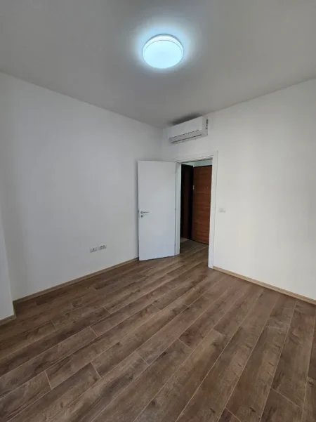 Tirane, jepet me qera zyre , 60 m² 600 € (Zogu i Zi)