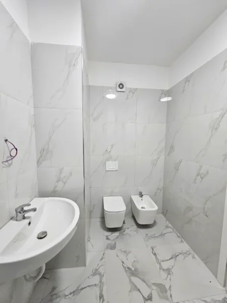 Tirane, jepet me qera zyre , 60 m² 600 € (Zogu i Zi)