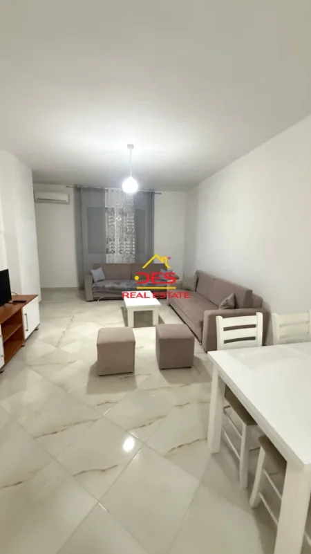 Vlore, jepet me qera apartament 2+1+Ballkon Kati 7, 90 m² 500 € (Rruga Shaban Demiraj)