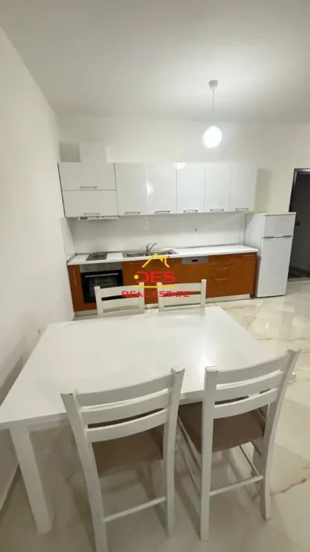 Vlore, jepet me qera apartament 2+1+Ballkon Kati 7, 90 m² 500 € (Rruga Shaban Demiraj)